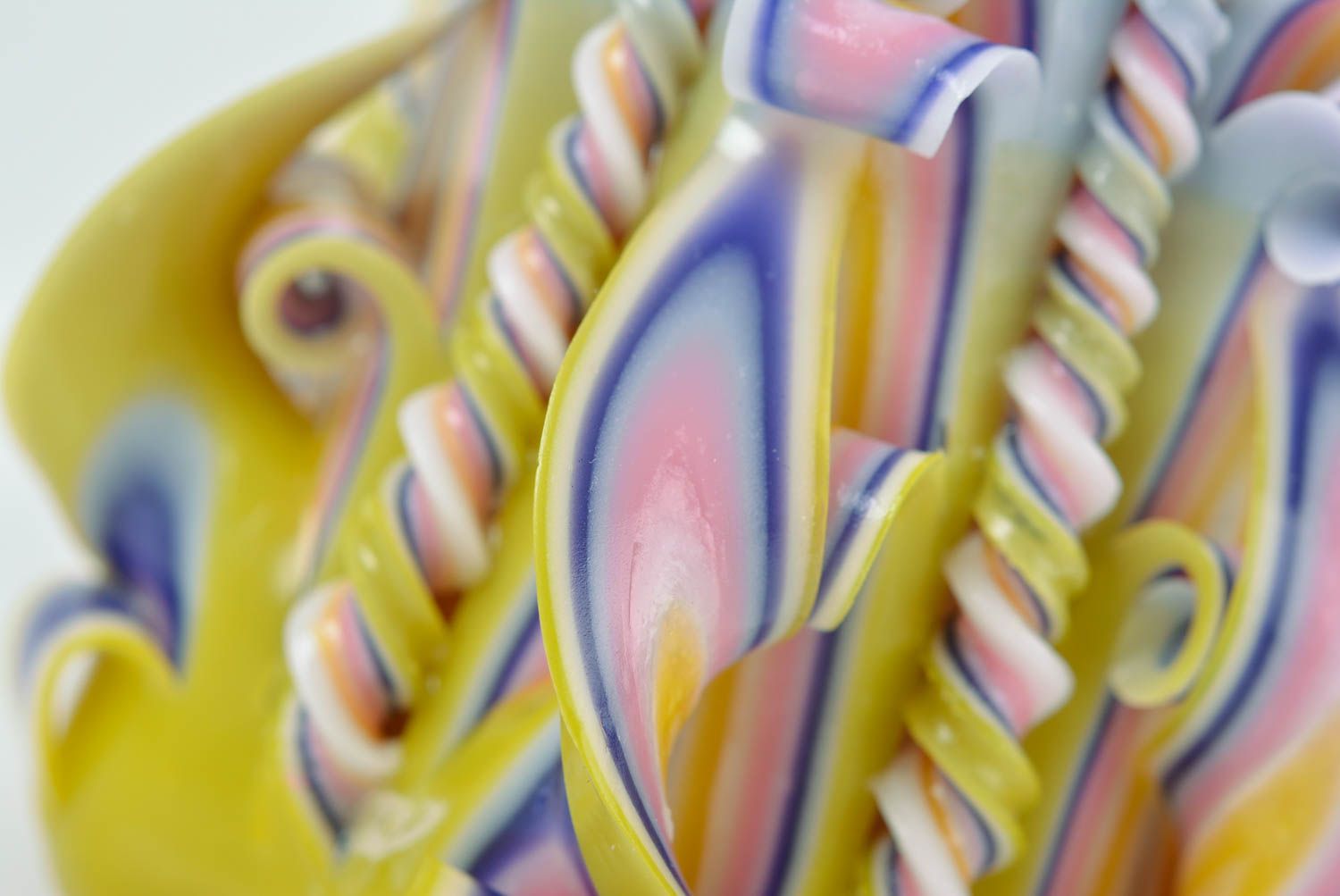 Bougie sculptée décorative faite main en paraffine couleurs pastel design photo 2