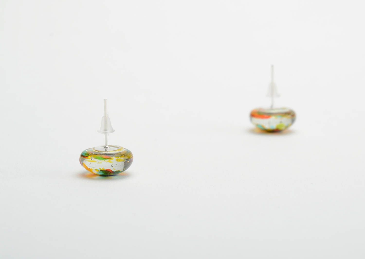 Petites boucles d'oreilles clous rondes en verre multicolore faites main photo 4
