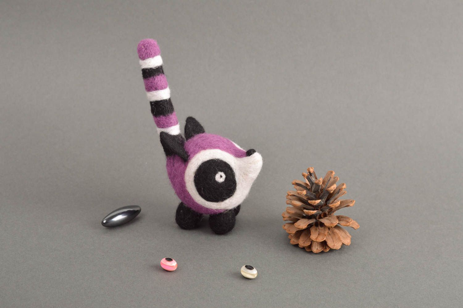 Gefilzte Figur handgefertigt Skunks Spielzeug originelles Geschenk weich foto 1