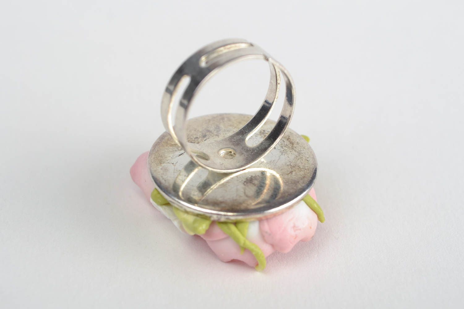 Кольцо из полимерной глины с цветами ручной работы авторского дизайна красивое фото 5