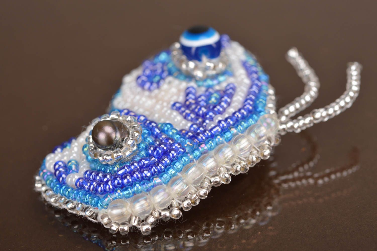 Broche en perles de rocailles faite main en forme de papillon bleu blanc photo 2