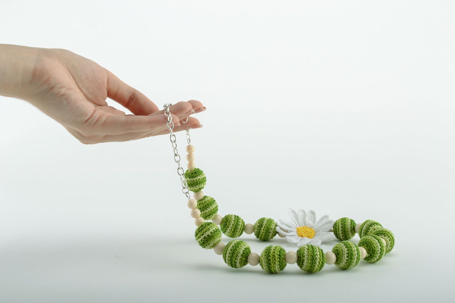 Collier en perles tricotées avec marguerite fait main photo 5