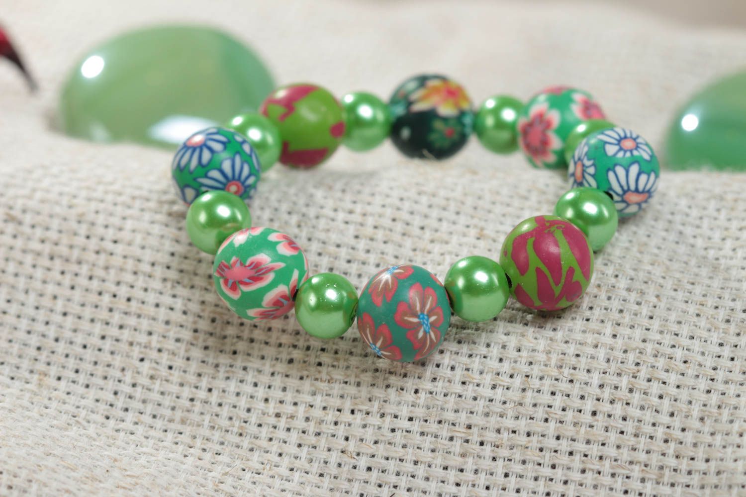 Bracelet pour fillette perles en céramique et en pâte polymère vert fait main photo 1