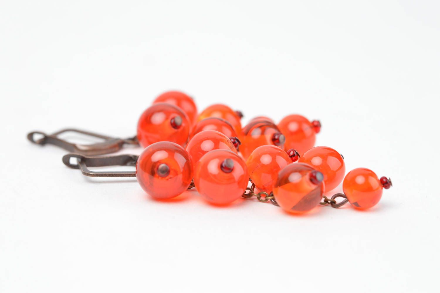 Boucles d'oreilles pendantes Bijou fait main perles rouges Accessoire femme photo 2