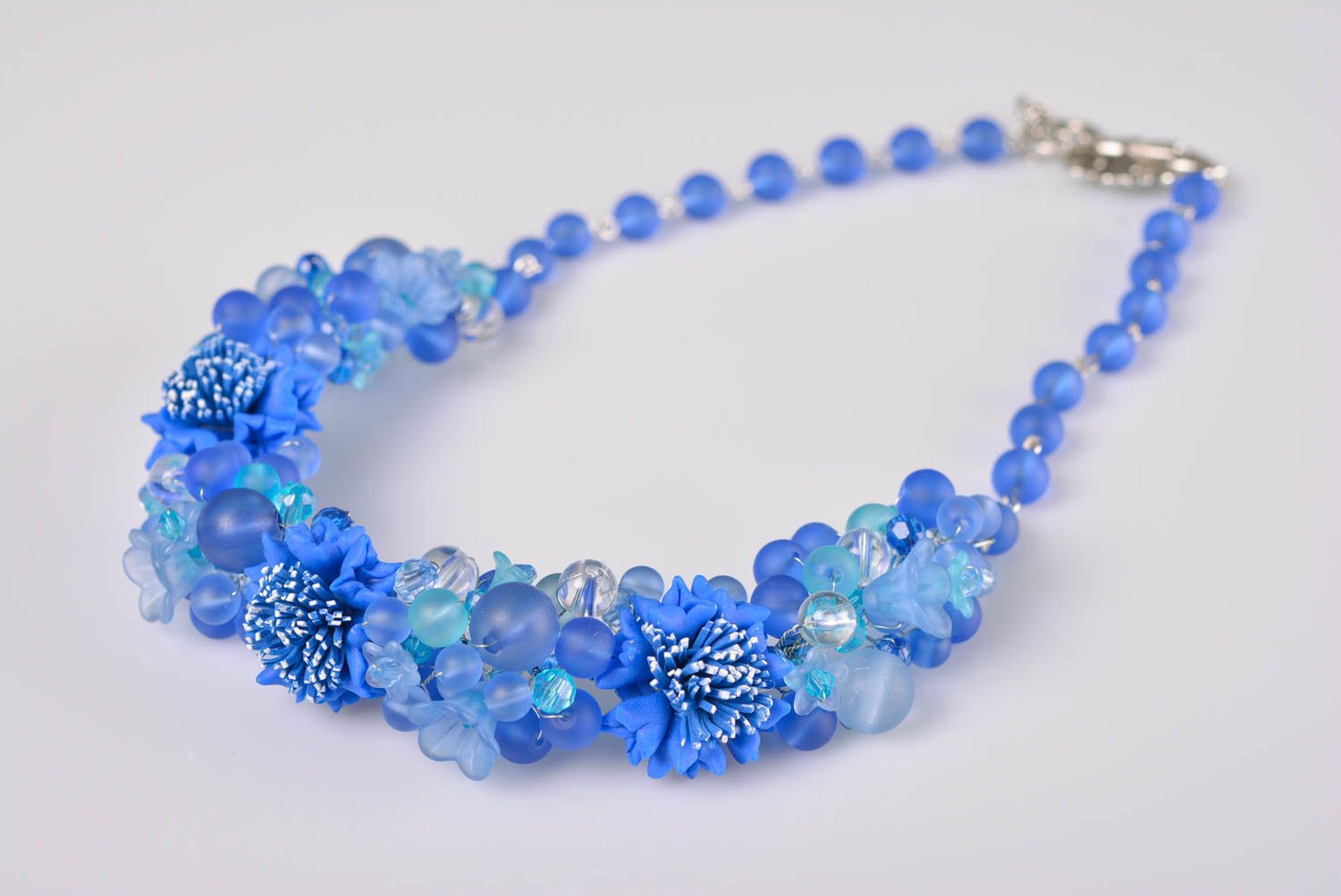 Collar de arcilla polimérica artesanal original adornado bonito azul con flores foto 1