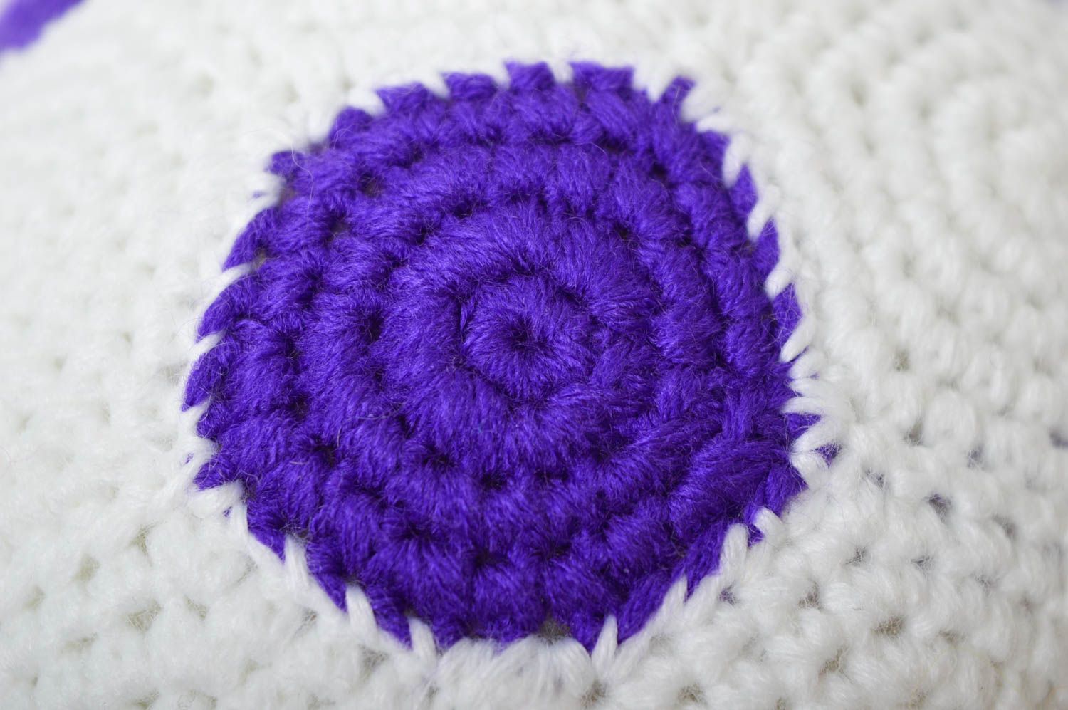 Игрушка ручной работы игрушка из ниток мягкая игрушка мячик белый с фиолетовым фото 4