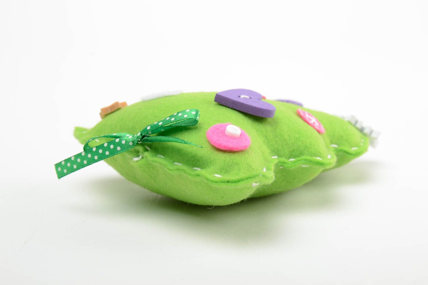 Handgemachtes Filz Spielzeug Tannenbaum mit Knöpfen für Kinder und Dekoration  foto 4