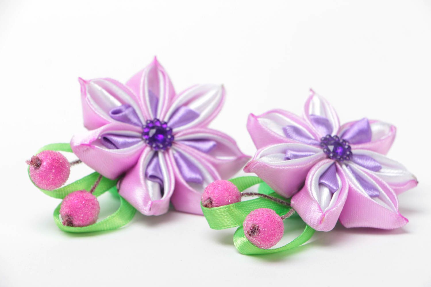 Lila Haargummi Set mit Blumen aus Atlasbändern 2 Stück künstlerische Handarbeit foto 3