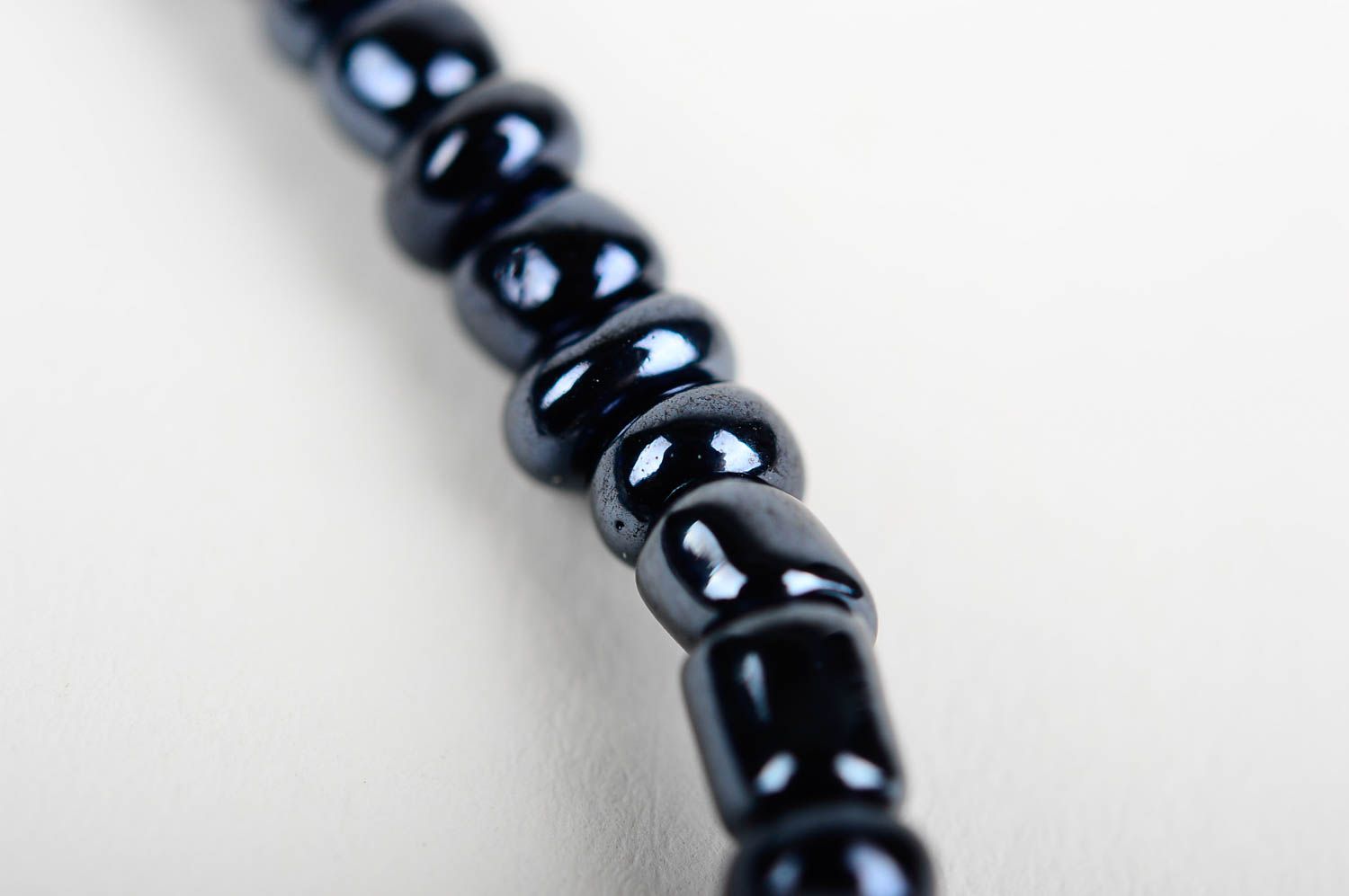 Bracelet perles rocaille Bijou fait main foncé Accessoire pour femme tendance photo 5