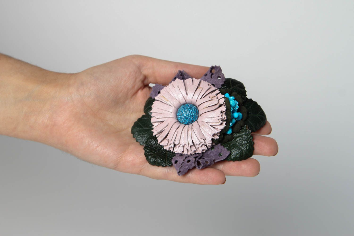 Spilla a forma di fiore fatta a mano fermaglio originale di cuoio naturale
 foto 2