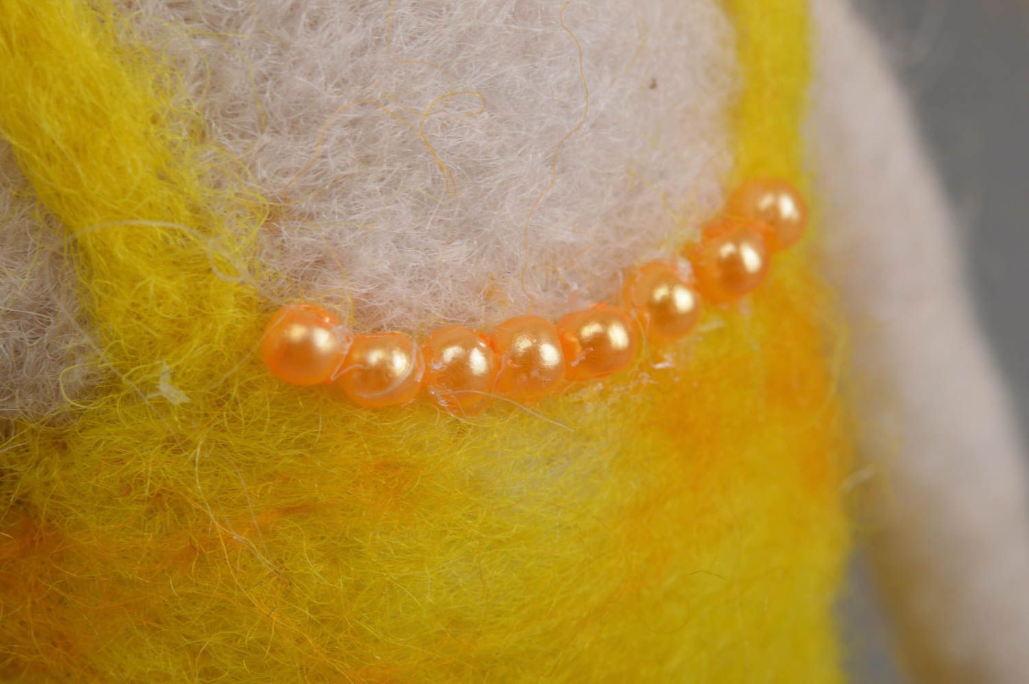 Gelbe künstlerische Puppe aus Wolle in Filztechnik für Interieur handgeschaffen foto 5