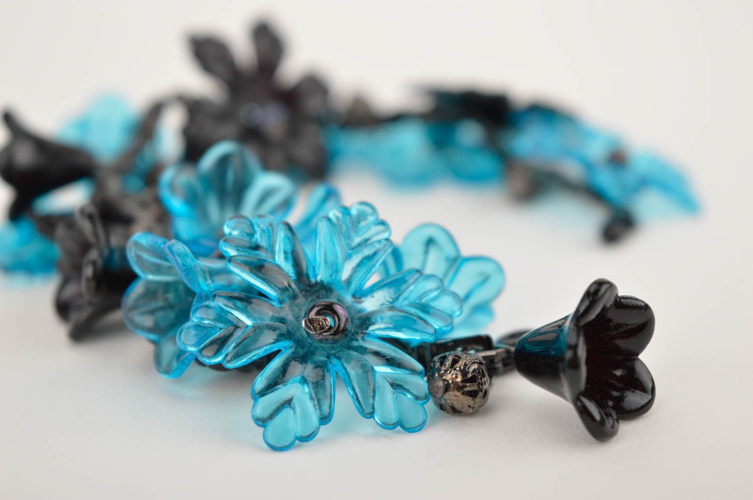Bracelet plastique Bijou fait main avec fleurs bleu-noir Cadeau pour femme photo 5
