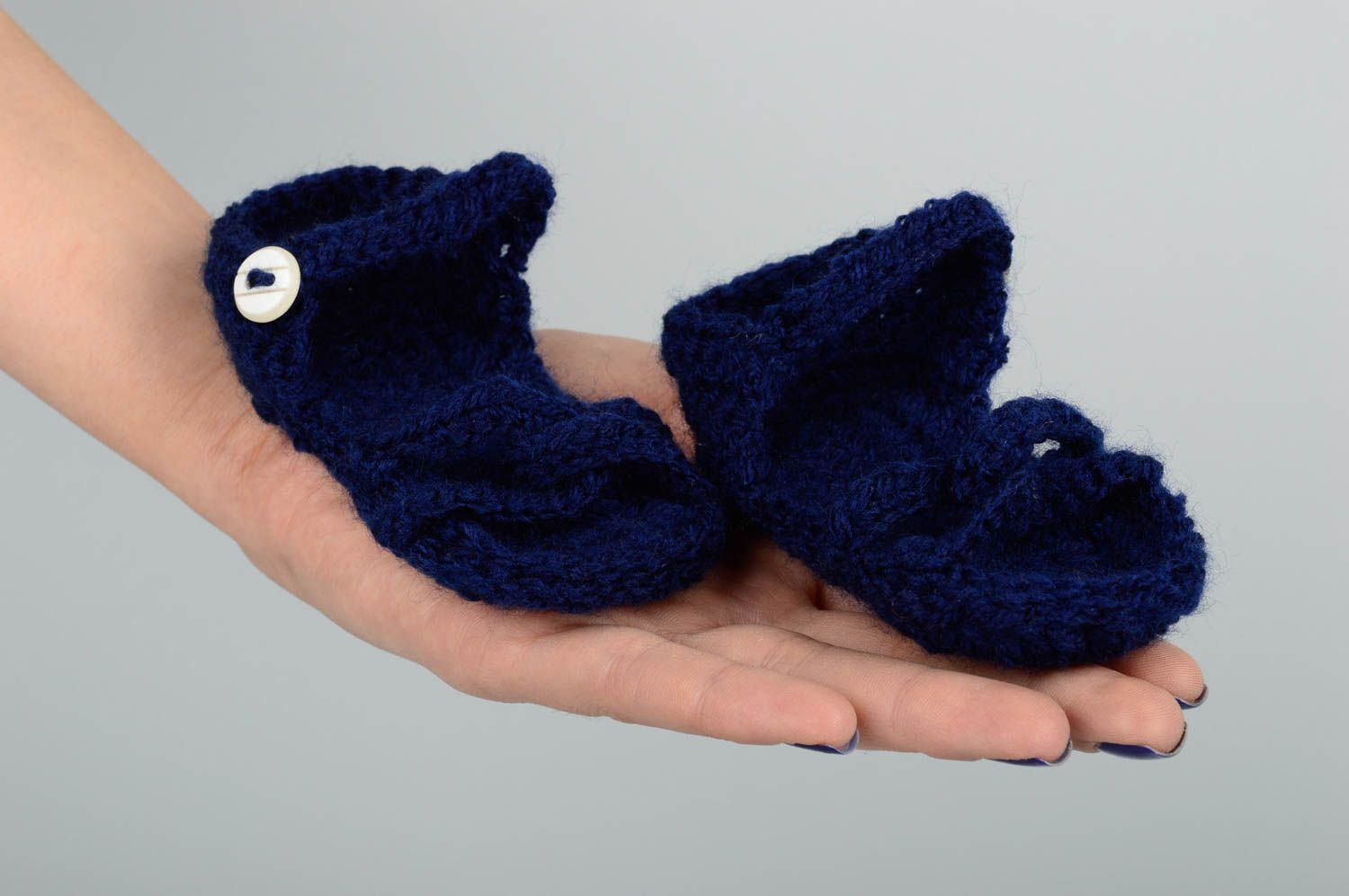 Chaussons bébé faits main Sandales bébé bleu foncé tricotés Vêtement bébé photo 2