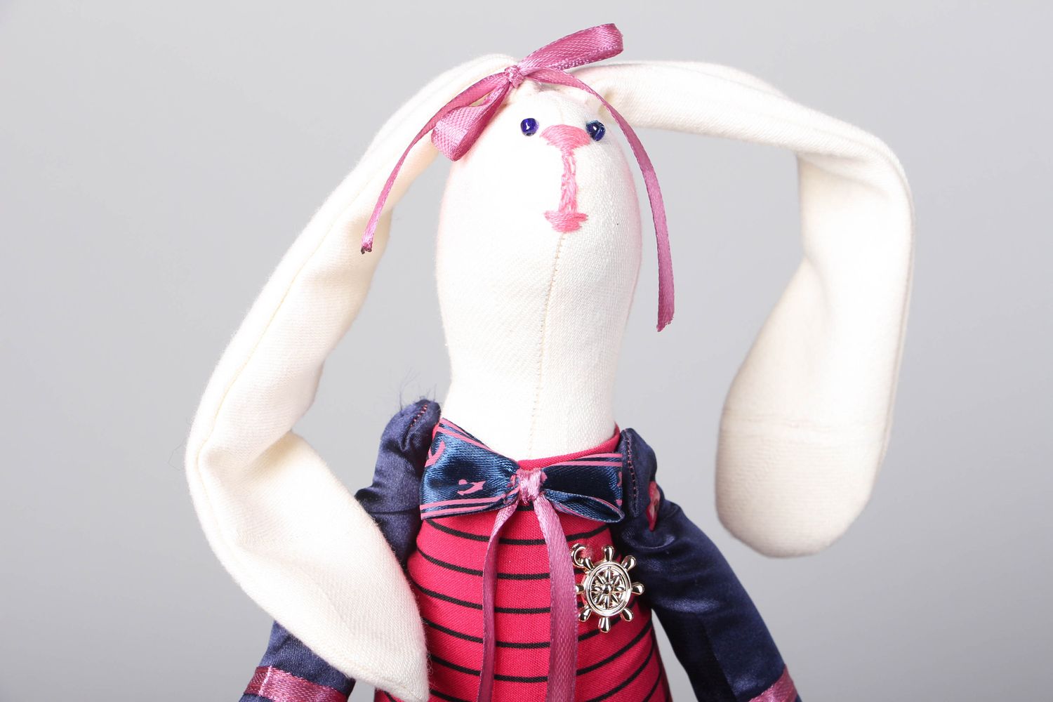 Мягкая кукла на подставке для декора интерьера Зайка в платье фото 2