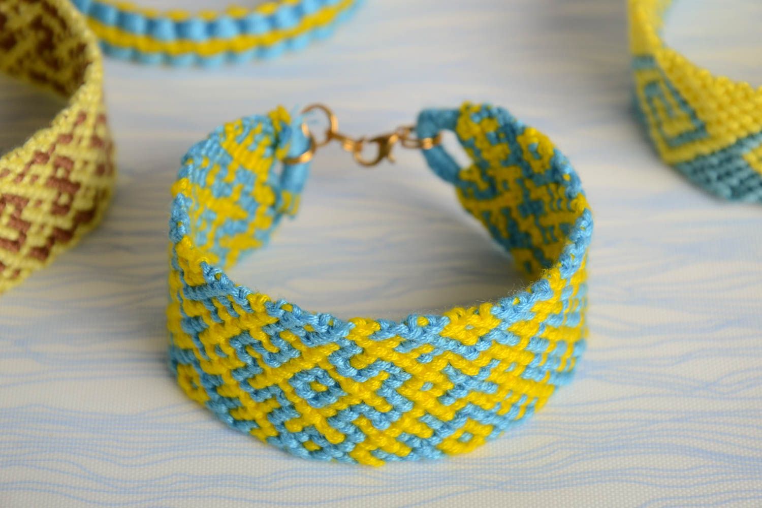 Плетеный браслет из ниток мулине ручной работы широкий красивый желто-голубой фото 1
