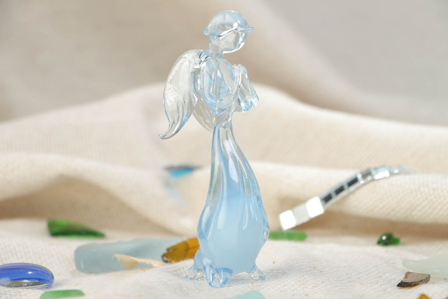 Красивая маленькая фигурка из стекла Ангел в технике лэмпворк ручной работы фото 1