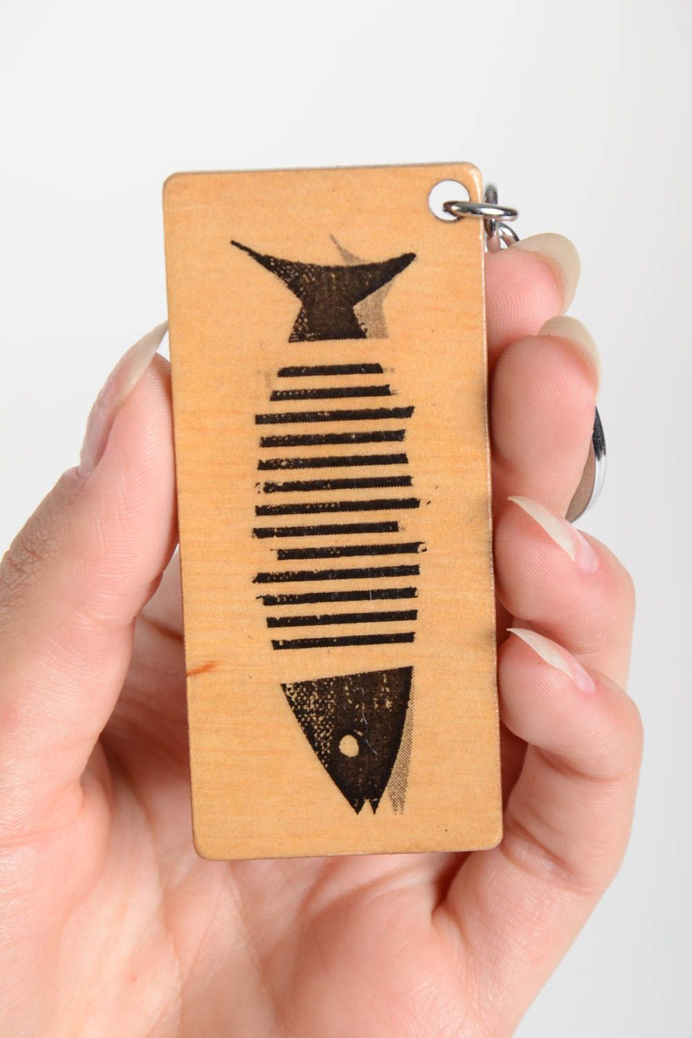 Porte-clés en bois fait main rectangulaire avec poisson Accessoire design photo 2