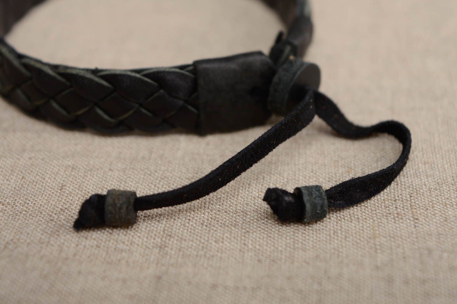 Плетеный кожаный браслет черного цвета фото 3