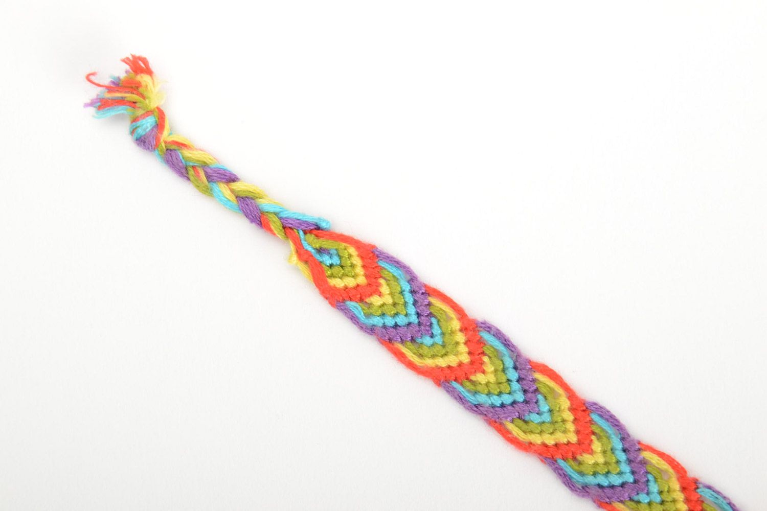 Тонкая фенечка из ниток мулине разноцветный браслет на память ручной работы фото 4