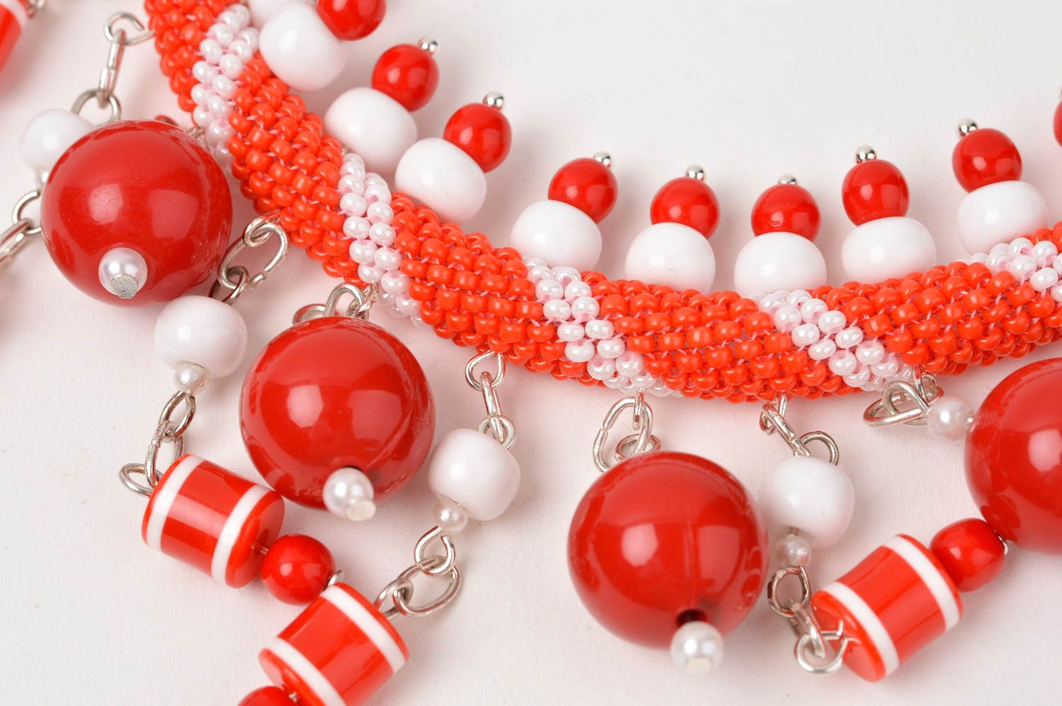 Collana di perline fatta a mano accessorio di moda in colore rosso con bianco foto 5