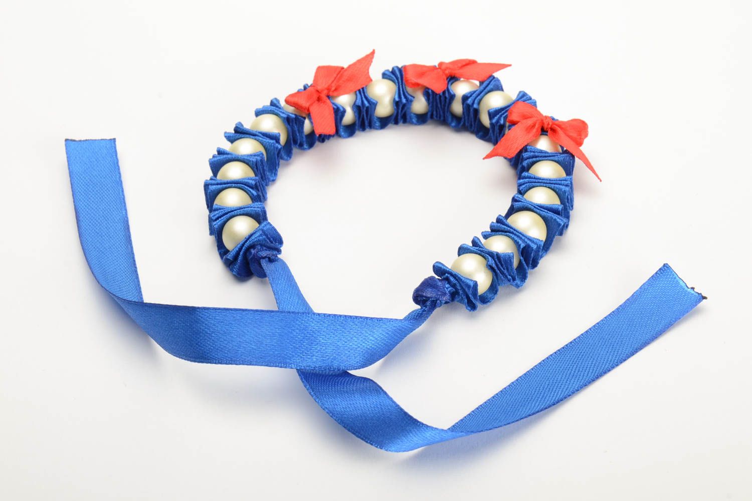 Bracelet fait main de ruban de satin et perles fantaisie bleu avec nœuds rouges photo 3