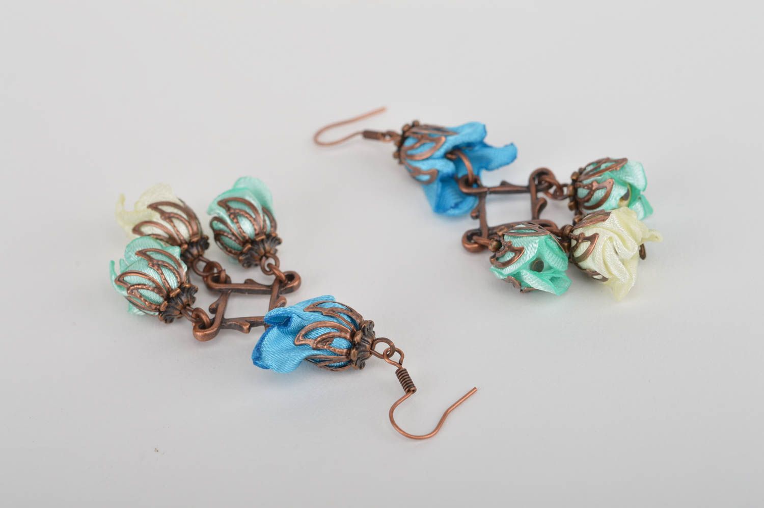 Handmade Blumen Ohrringe Damen Schmuck Accessoire für Frauen blau aus Atlas foto 3
