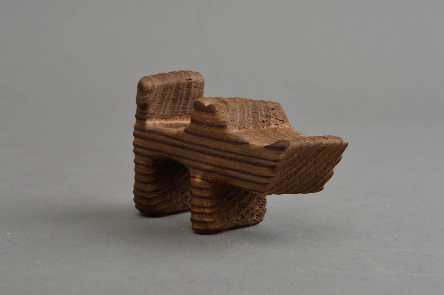Figurine chien en bois de pin faite main petite marron foncé design original photo 3