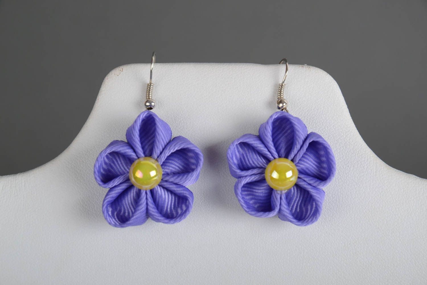 Handgemachte Ohrringe aus Bändern in Form von Blumen lila in Kanzashi Technik foto 2