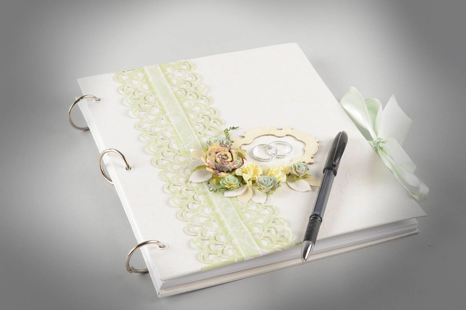 Handgemachtes Hochzeitsgästebuch aus Papier in Scrapbooking Technik weiß schön foto 1