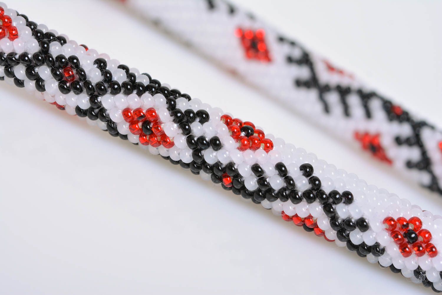 Conjunto de accesorios artesanal collar y pendientes bolas en estilo étnico foto 3