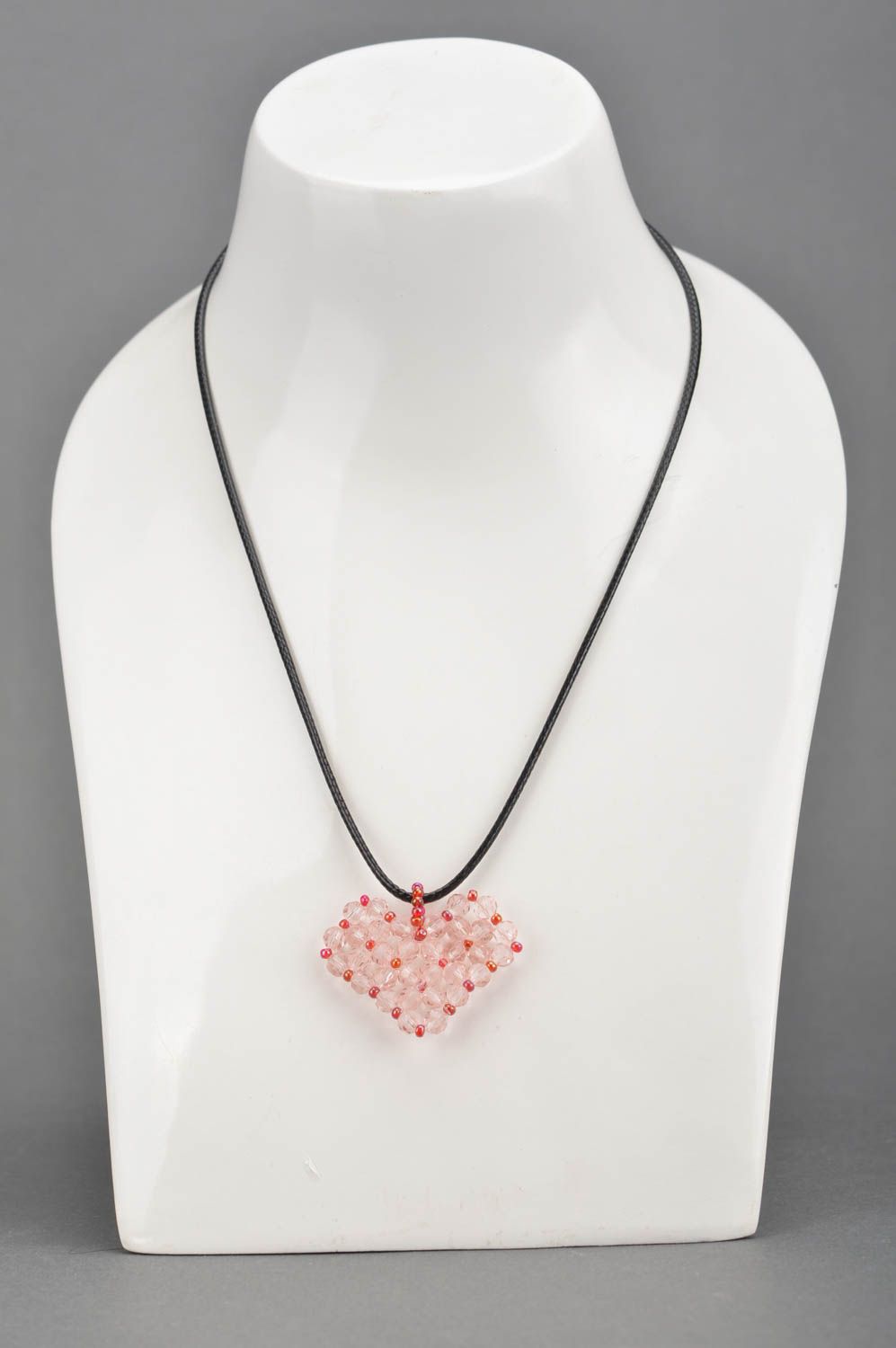 Pendentif coeur perles de rocaille et cristaux rose lacet noir fait main photo 2