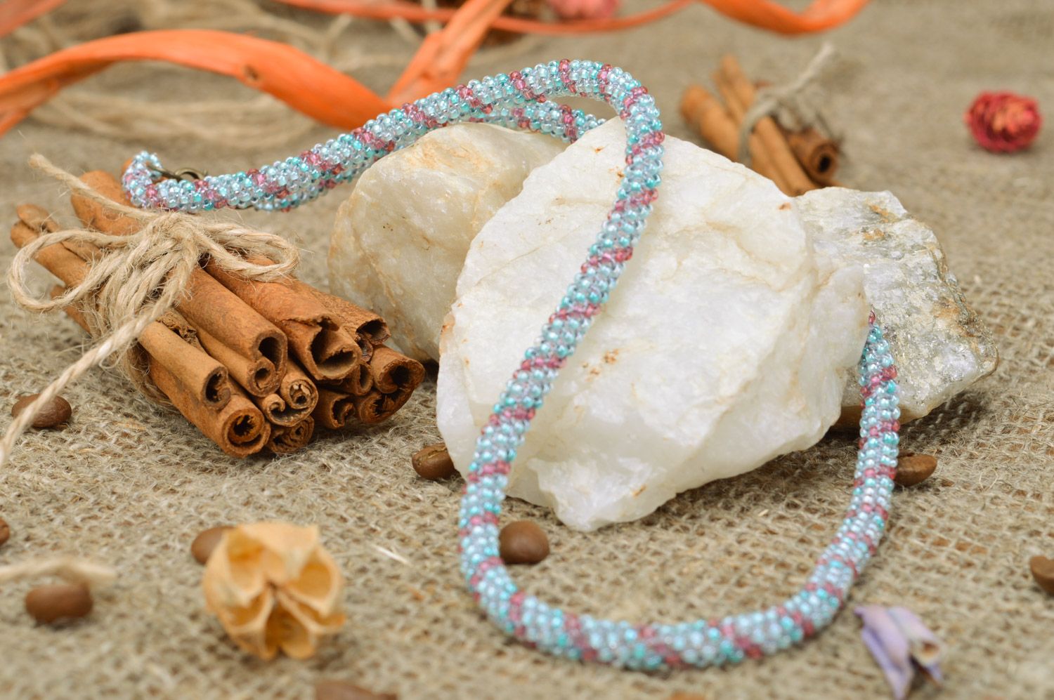 Collier spirale en perles de rocailles fait main bleu de design original photo 1