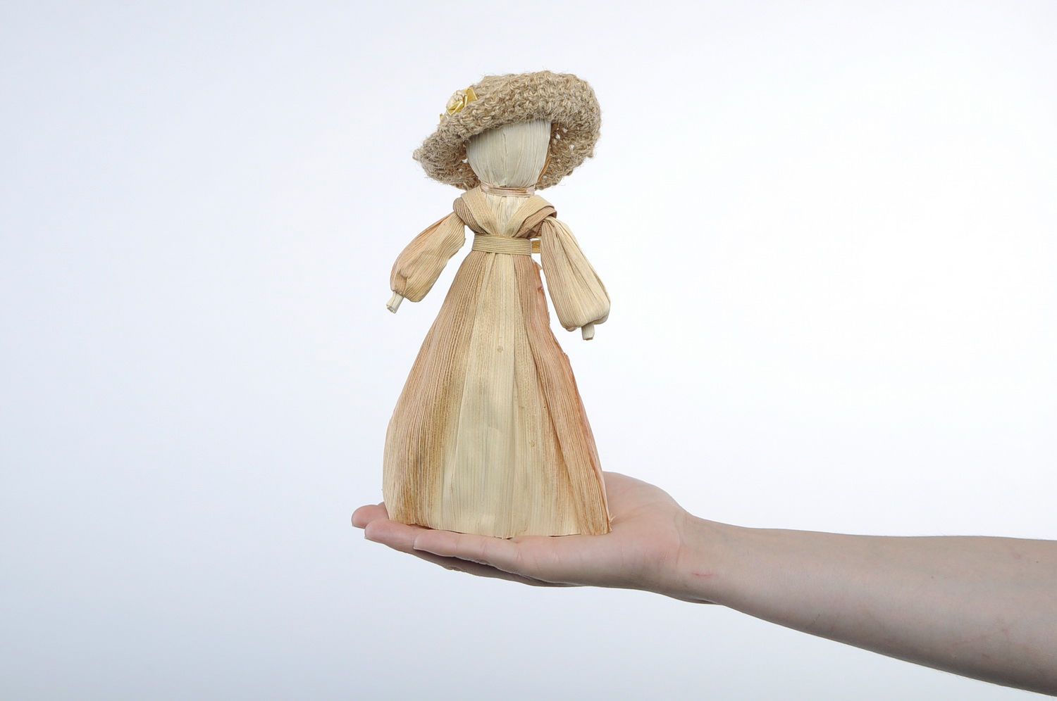 Декоративная кукла из натуральных материалов фото 3