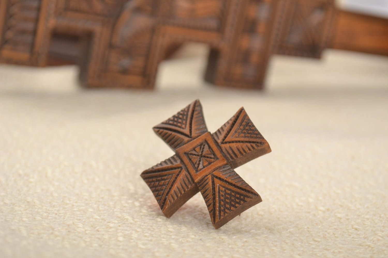 Pendentif croix fait main Bijou ethnique en bois de poirier Accessoire femme photo 1