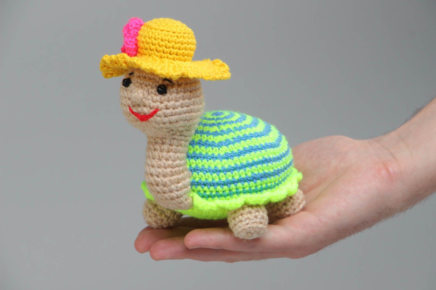 Petit jouet mou tricoté fait main en coton et acrylique en forme de tortue photo 5