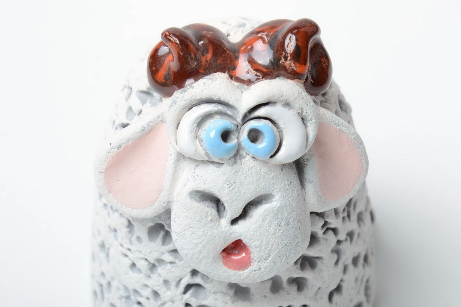 Schöne künstlerische Keramik Spardose aus Ton Halbporzellan Schaf mit Bemalung  foto 3