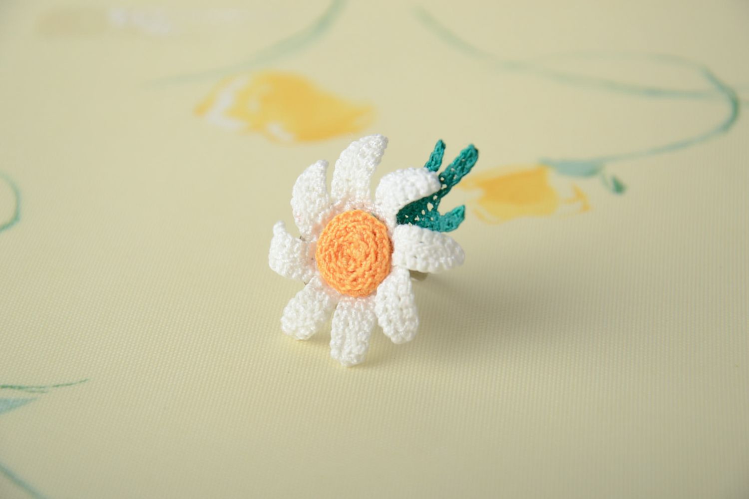 Bague fleur marguerite tricotée au crochet en fils originale faite main photo 1
