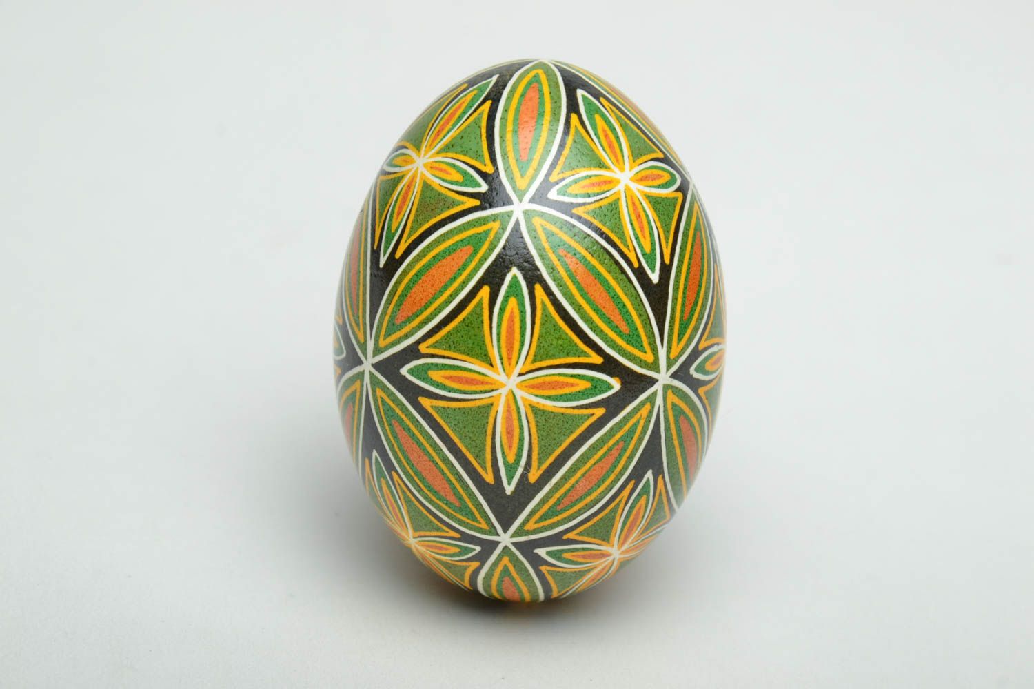 Œuf de Pâques pyssanka fait main peint de couleurs d'aniline décoration photo 2