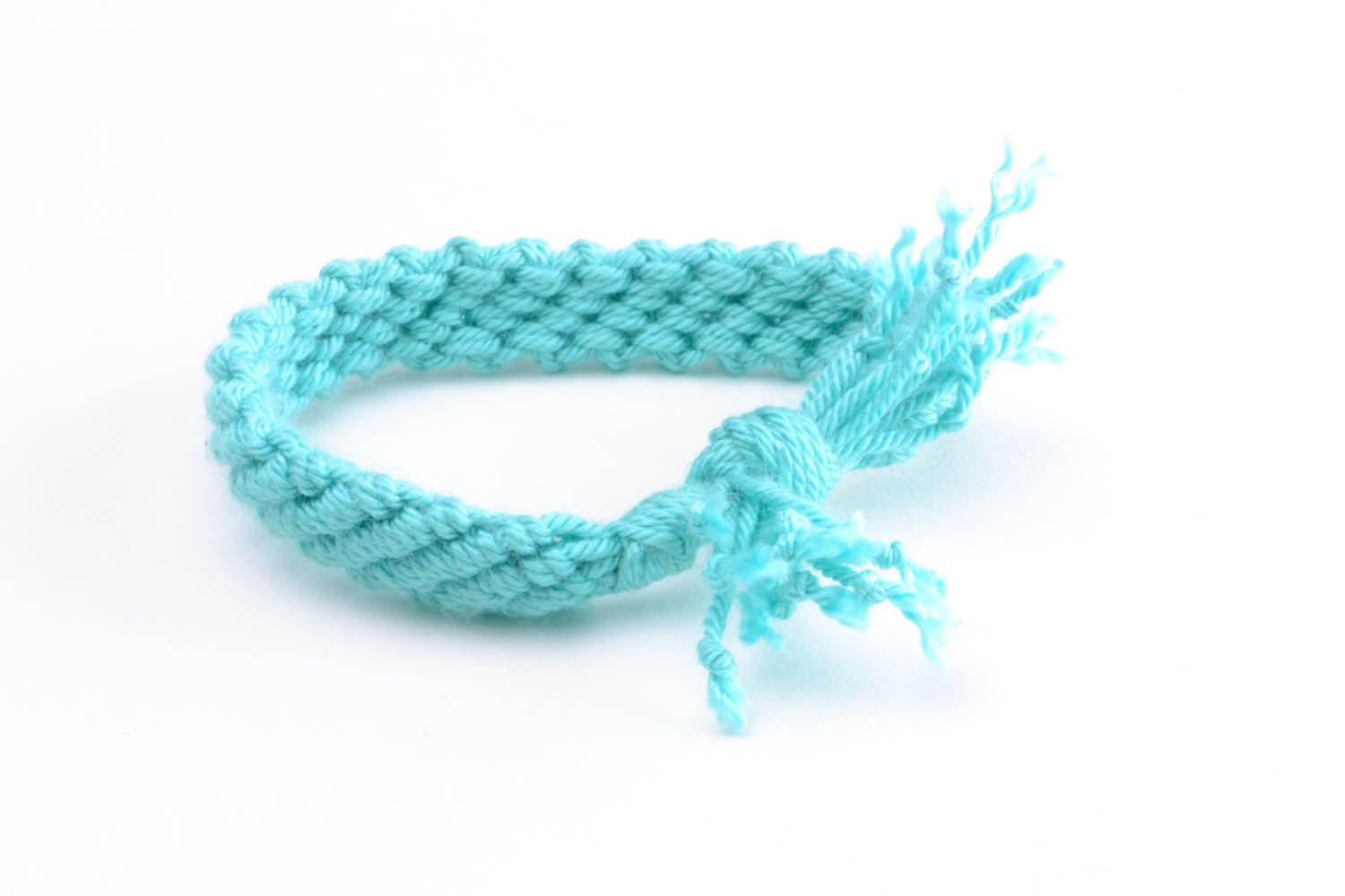 Плетеный браслет из ниток голубой фото 4