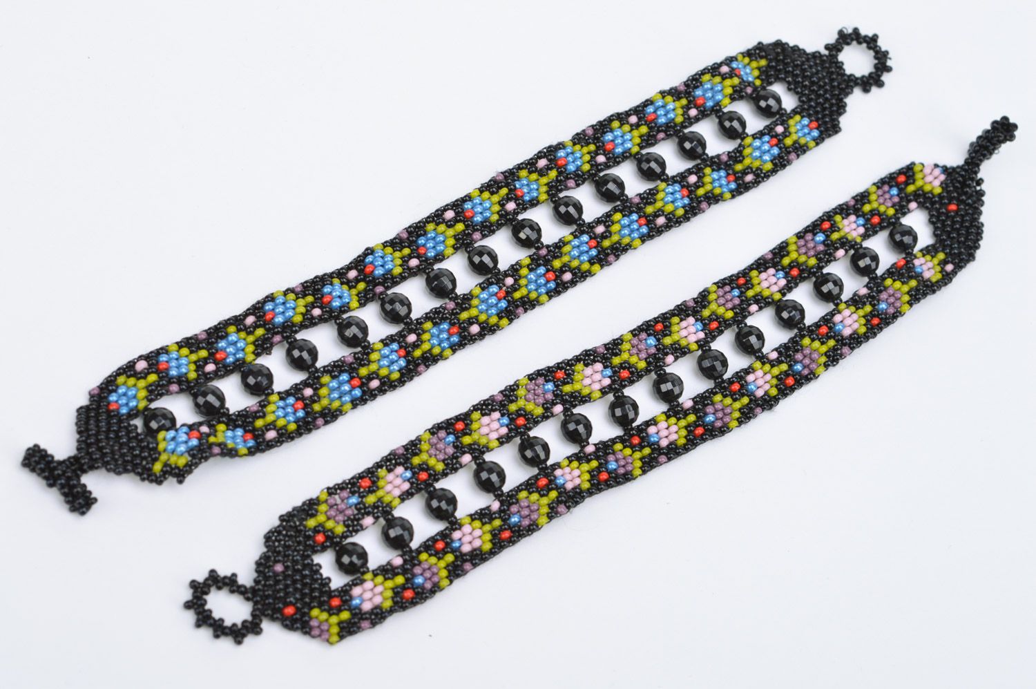 Handmade wide bracelet woven of black seed and faceted beads with flowers photo 5