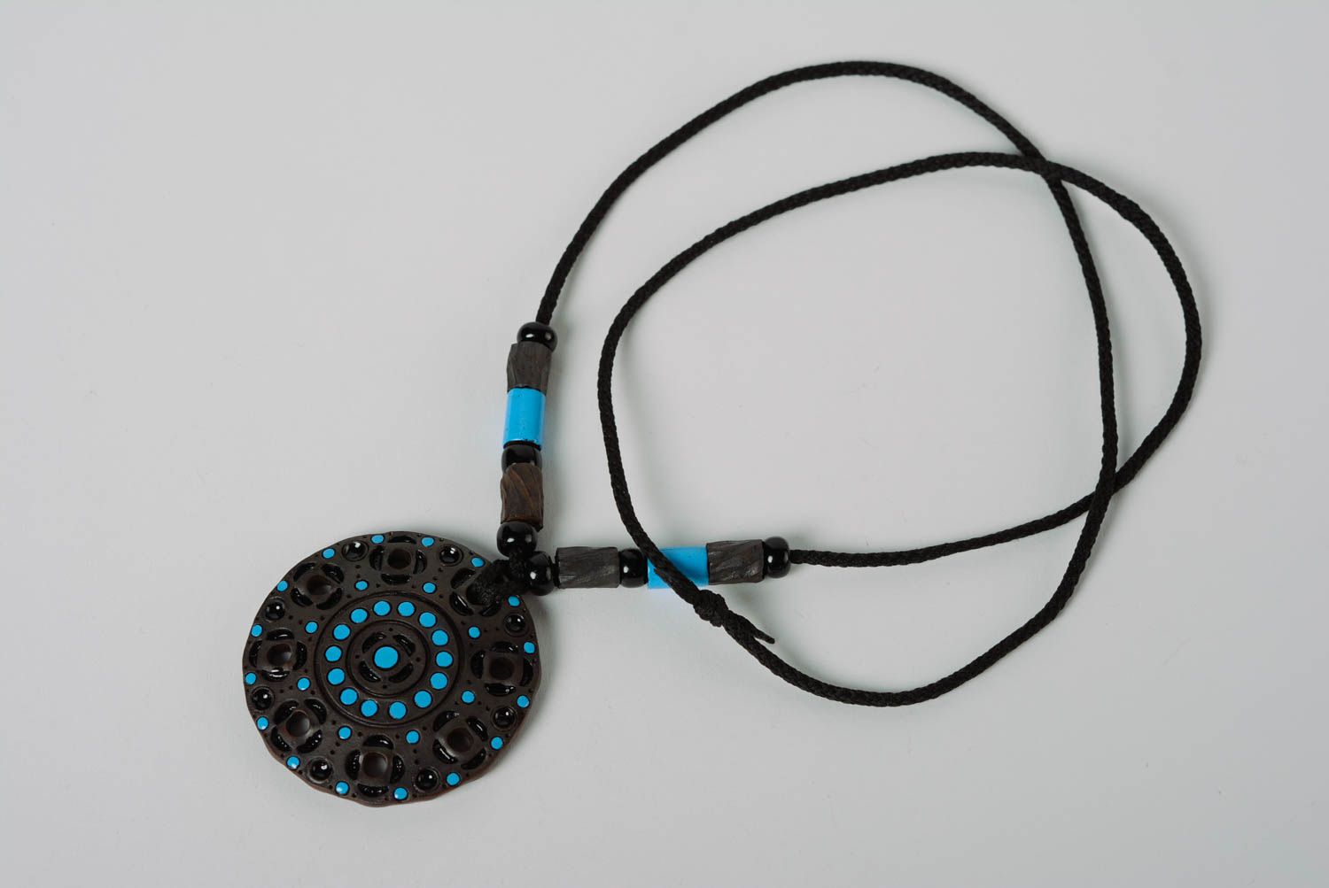 Runder Anhänger aus Ton mit Ornament Bemalung Emaille in Blau Schwarz handmade  foto 1