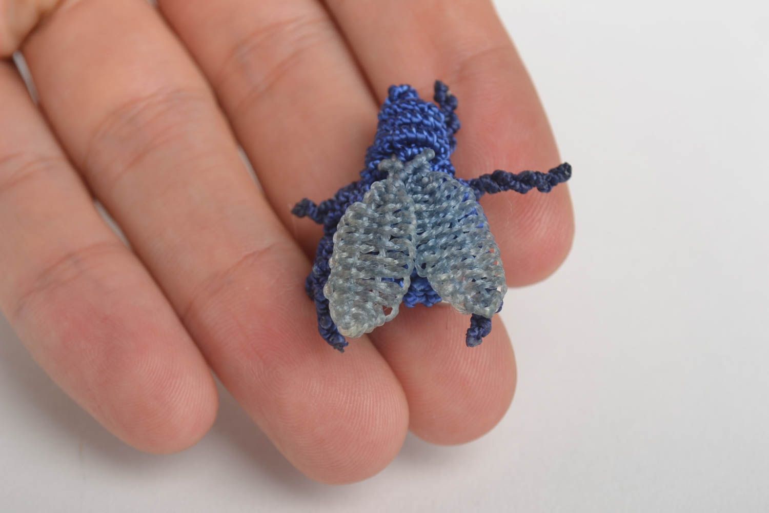 Broche mouche bleue Bijou fait main en macramé originale Cadeau pour femme photo 3