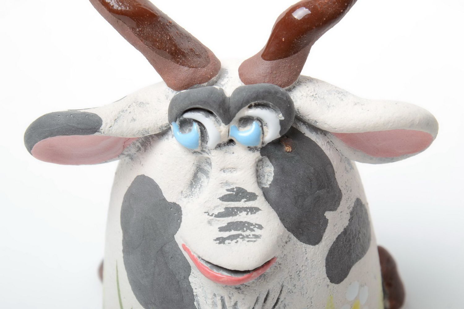 Künstlerische Keramik Spardose aus Ton Halbporzellan Kuh bemalt handgeschaffen foto 3
