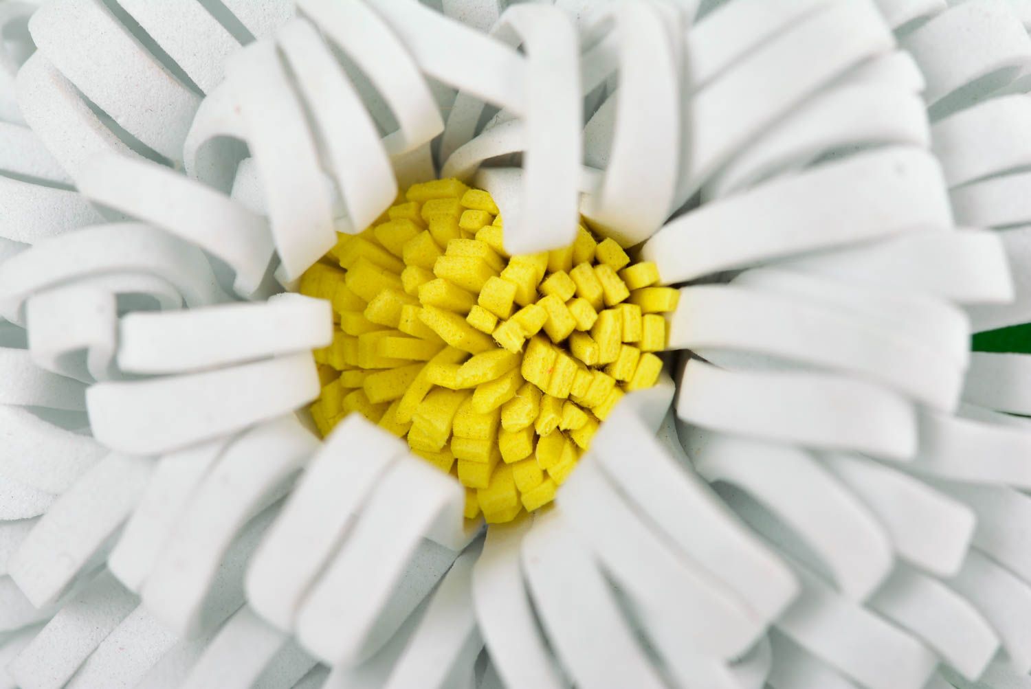 Белая ромашка брошь ручной работы цветок из фоамирана брошь цветок изящный фото 5