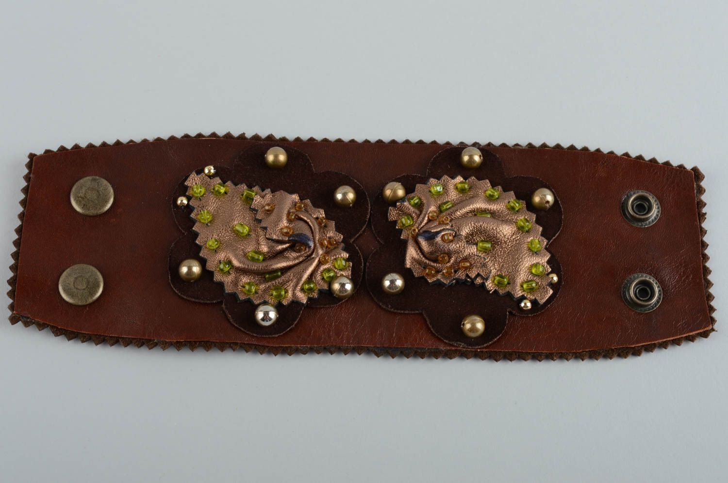 Кожаный браслет декорированный замшей и бисером с цветками ручной работы фото 3