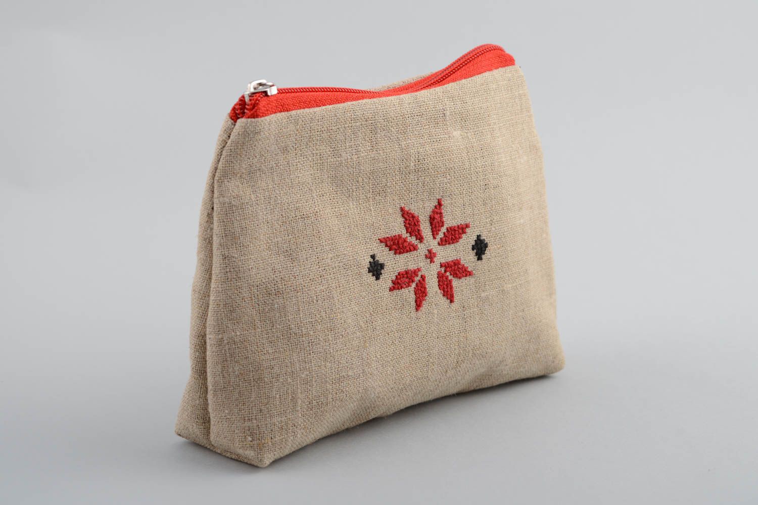 Текстильная косметичка из парусины с вышивкой цветка серая ручной работы фото 2