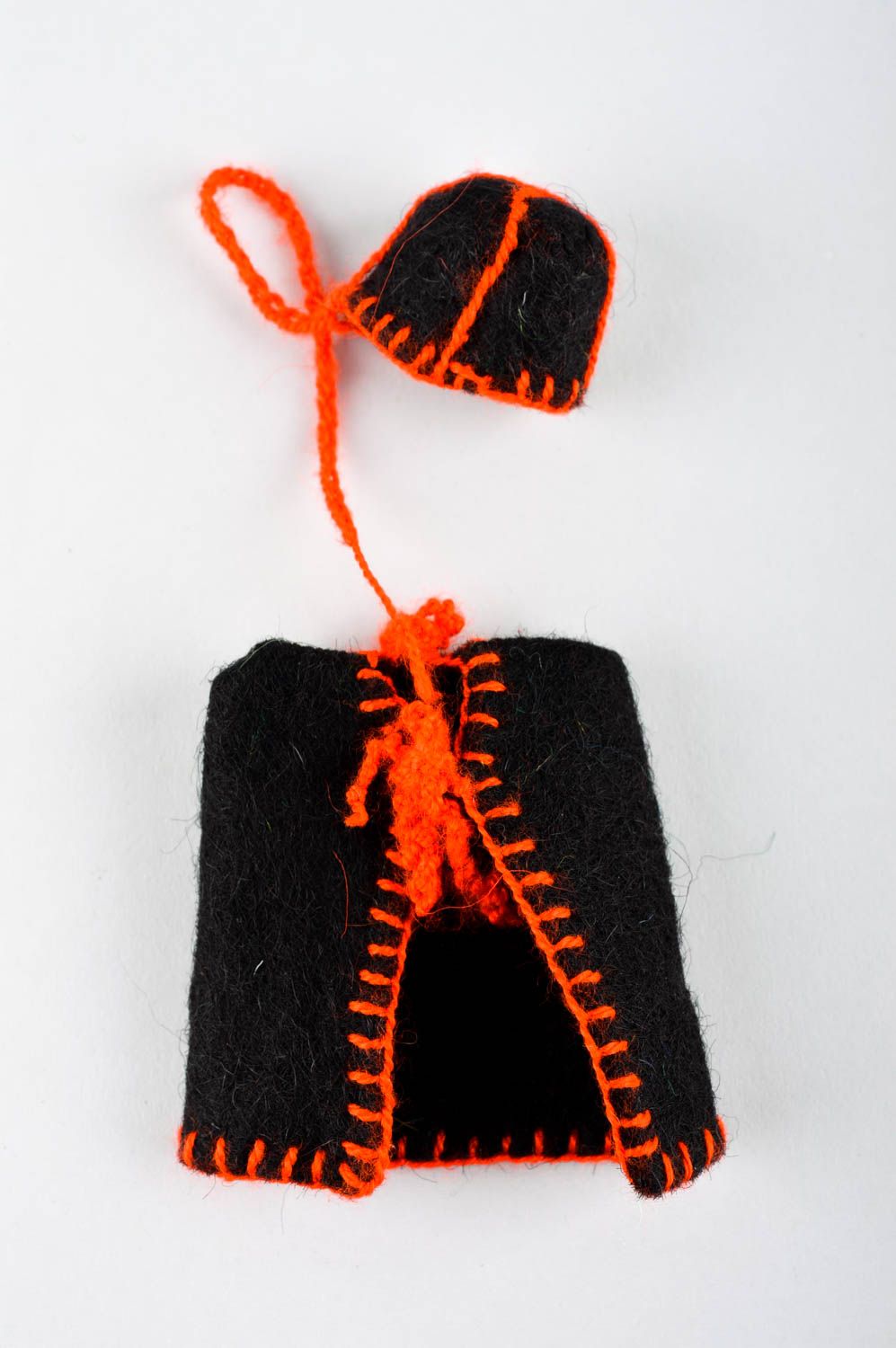 Llavero hecho a mano chaleco con gorro rojinegros adorno de lana regalo original foto 9