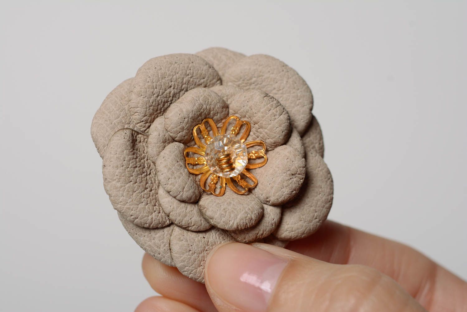 Beige Leder Haarspange Blume mit metallischer Fourniture handmade foto 4