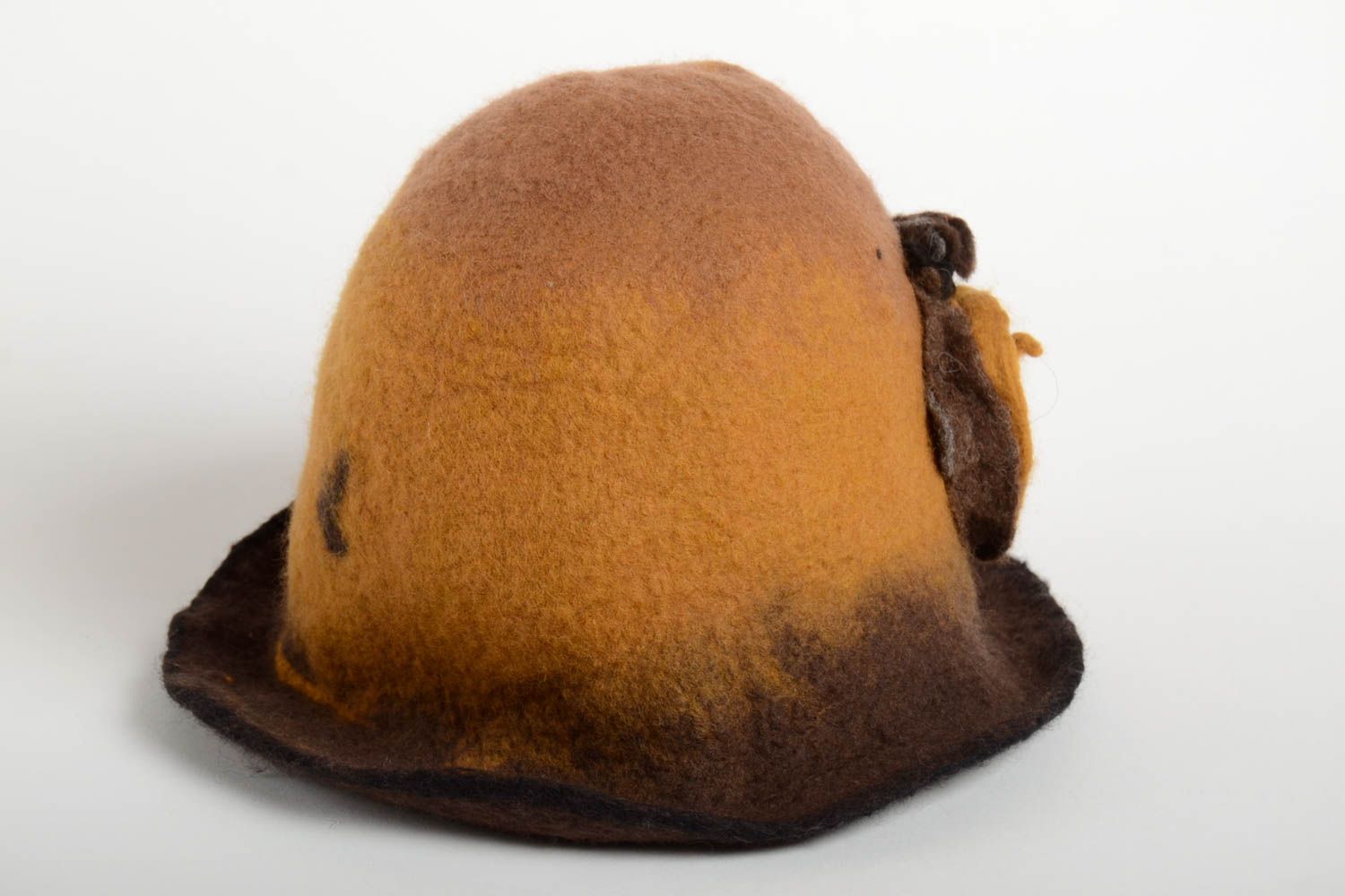 Handmade braune Mütze aus Filzwolle Accessoire für Frauen warme Mütze mit Blume foto 2