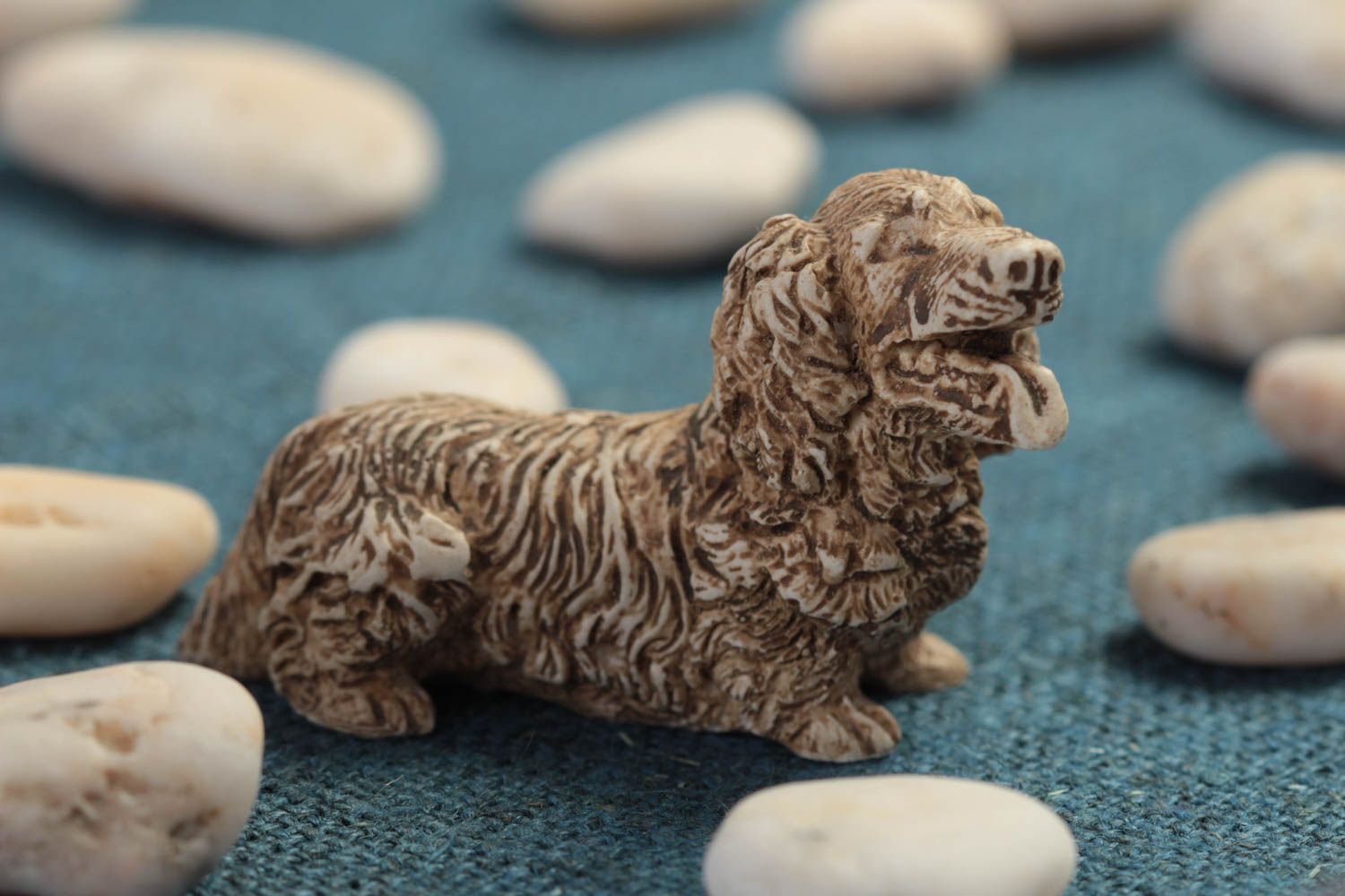 Статуэтка из полимерной смолы в виде собаки Такса маленькая настольная хенд мейд фото 1